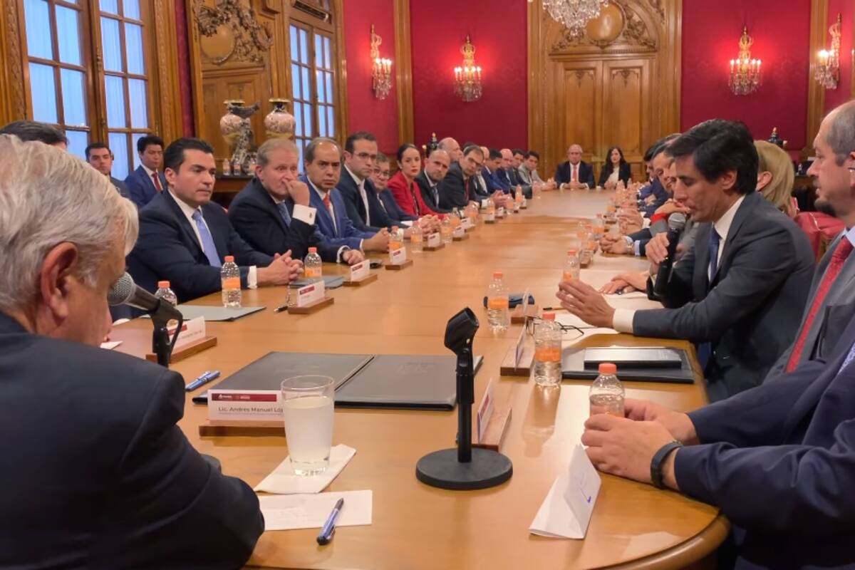 AMLO acuerda con banqueros refinanciar deuda de Pemex