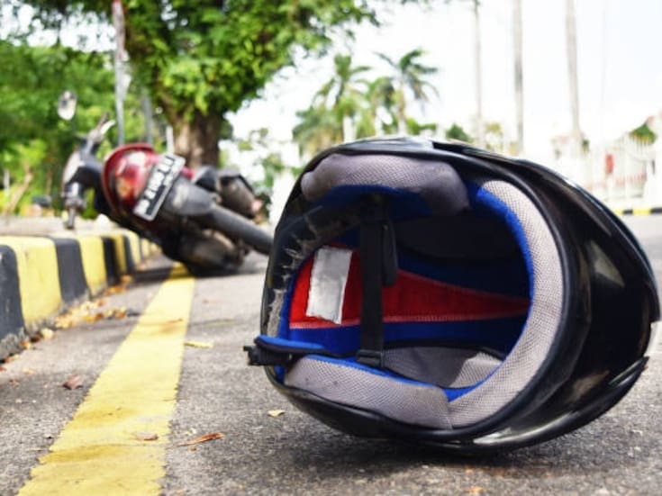 Menor motociclista choca contra árbol y pierde la vida