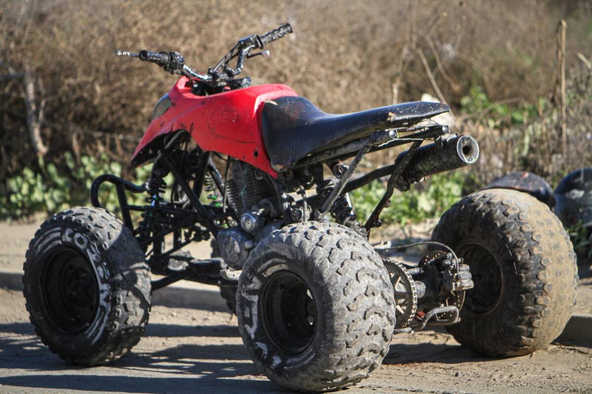 Menor de 16 años resultó lesionado cuando circulaba a bordo de una cuatrimoto.