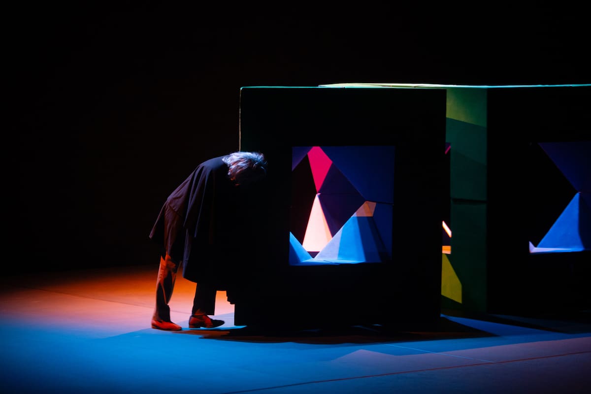 En el escenario un gigantesco cubo transformable verde hecho por el escultor Sebastián (Enrique Carbajal) acompañó la música del productor y compositor Luis Ernesto Martínez Novelo, mientras que Rodrigo Murray habla detrás.