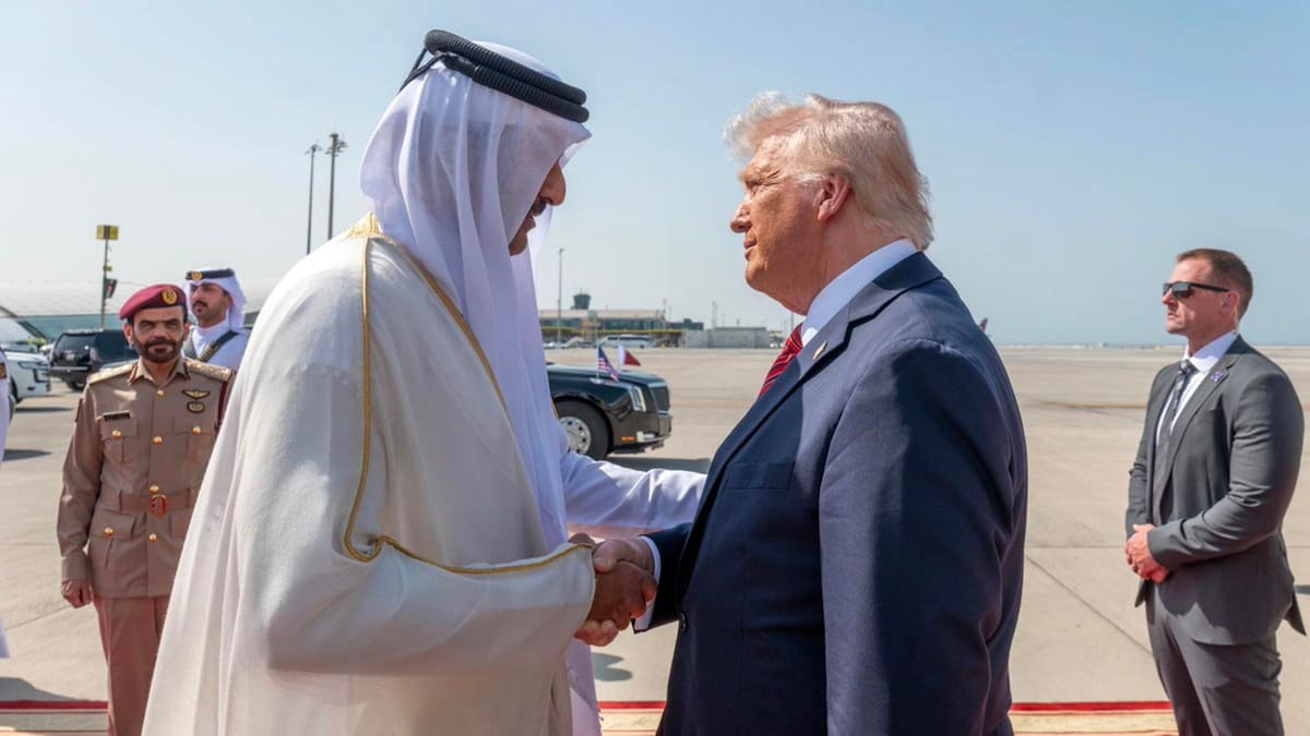 DOHA (Catar), 14/05/2025.- Fotografía proporcionada por la Agencia de Noticias de Catar que muestra al emir catarí, jeque Tamim bin Hamad al-Thani (izquierda), dando la bienvenida al presidente de Estados Unidos, Donald Trump, a su llegada a Doha, Catar, el 14 de mayo de 2025. | Crédito: EFE/EPA/AGENCIA DE NOTICIAS DE CATAR.