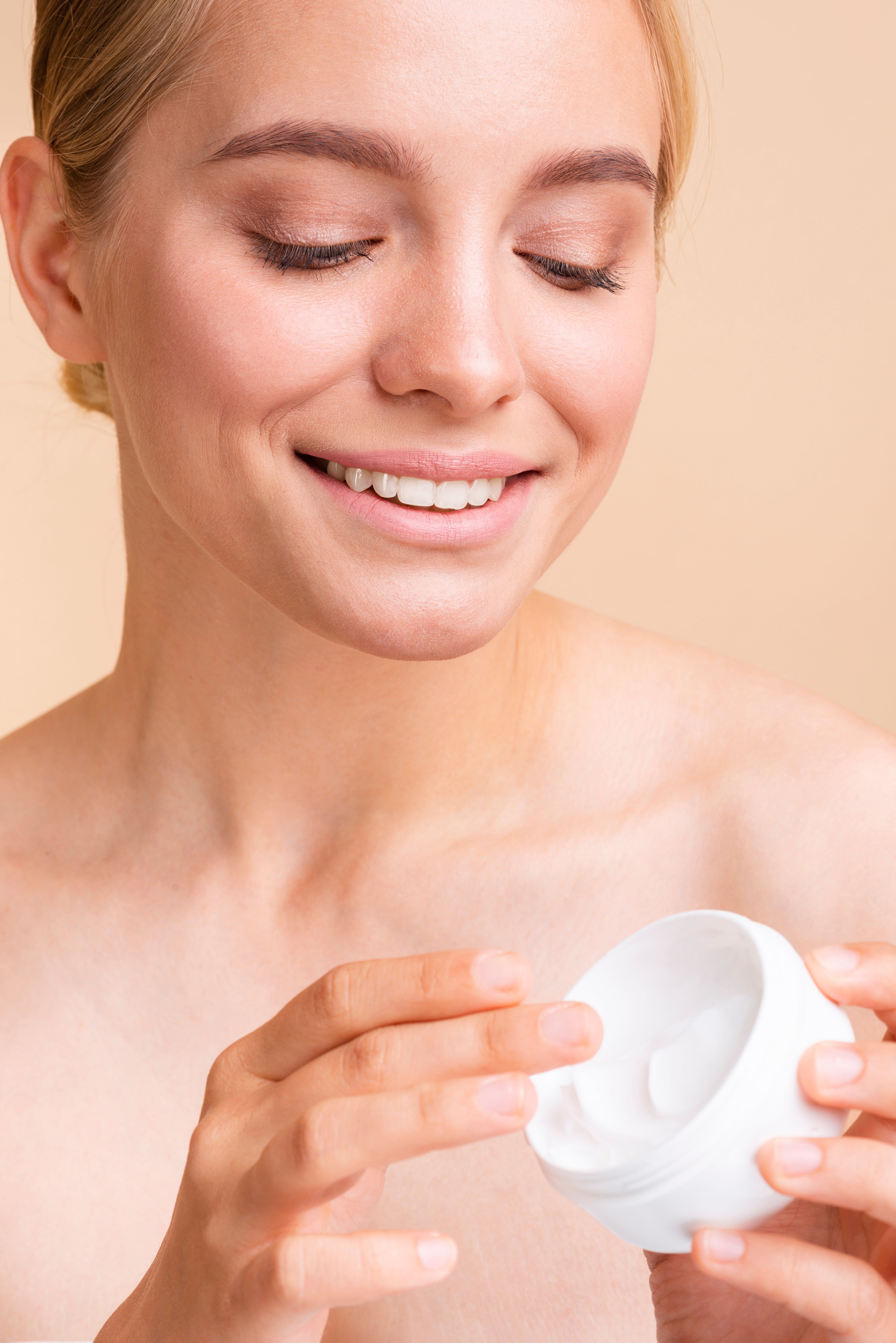 En lugar de exfoliar en exceso, se recomienda priorizar la hidratación diaria y mantener una buena ingesta de agua. | Foto: Frepik