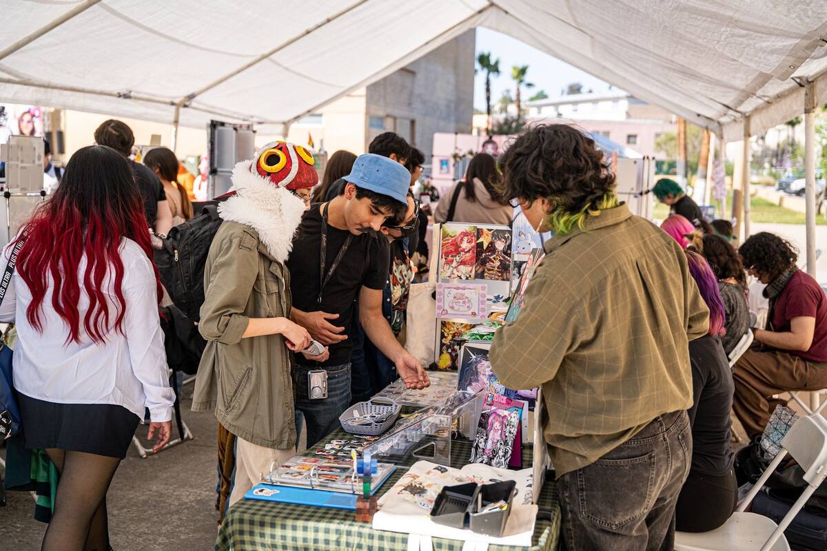 La Expo Shibuya congregó a aficionados del anime y la cultura japonesa en el CEART Tijuana, con pasarela de cosplay, venta de artículos y la participación de personajes inspirados en series populares. Foto: Border Zoom
