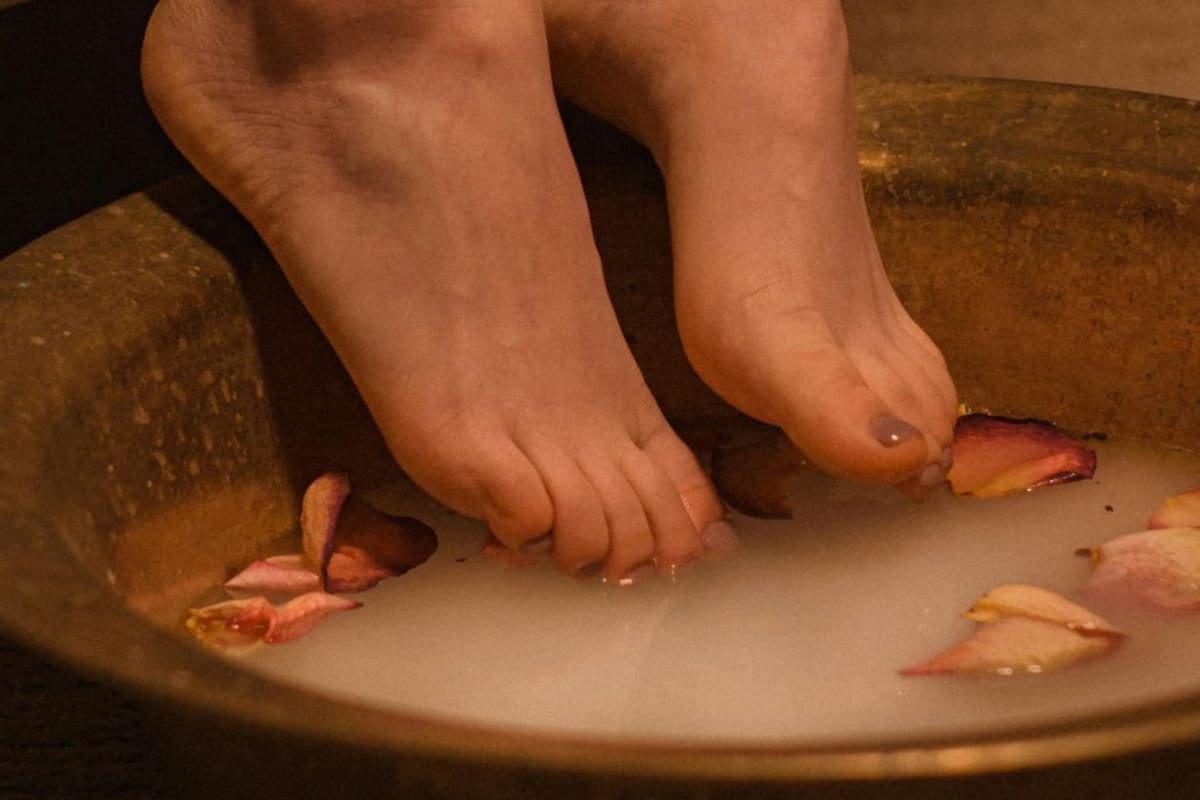 Usar vinagre con agua tibia en los pies ayuda a combatir el mal olor y suavizar la piel, efecto atribuido a su acción antibacteriana