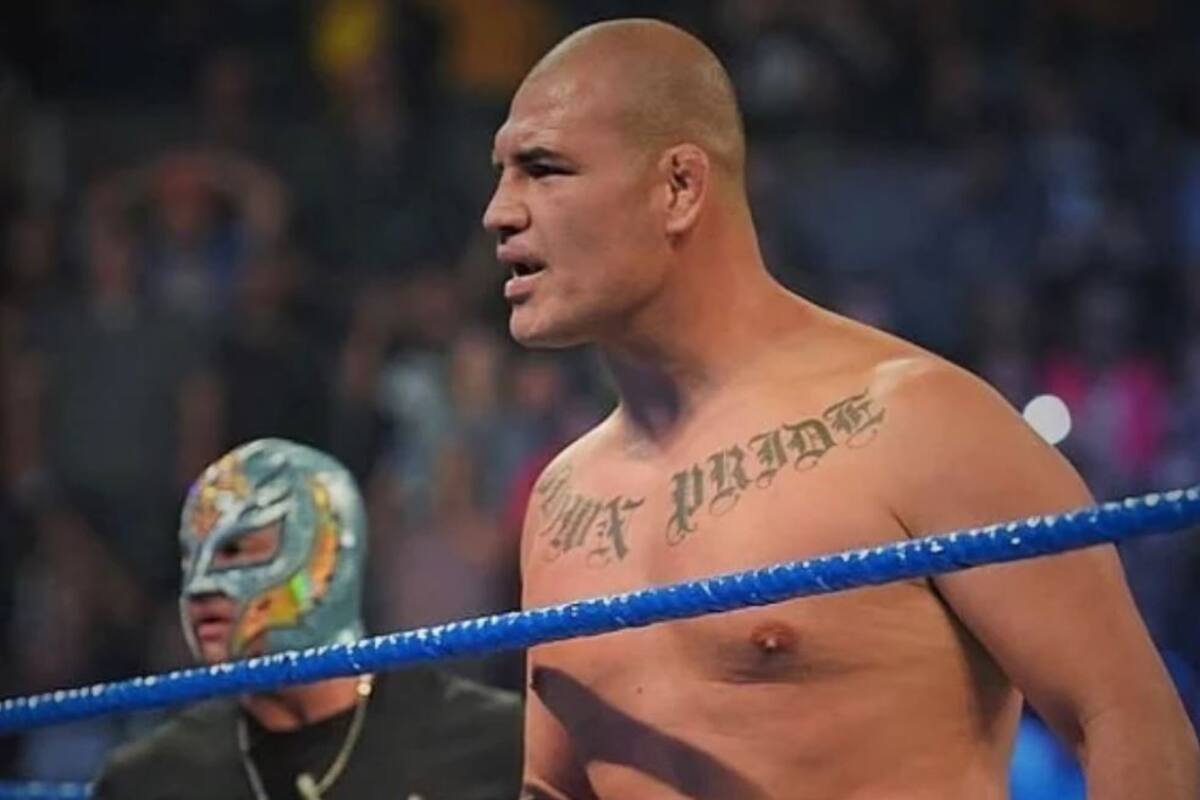 WWE: Caín Velásquez embiste a Brock Lesnar al lado de Rey Mysterio
