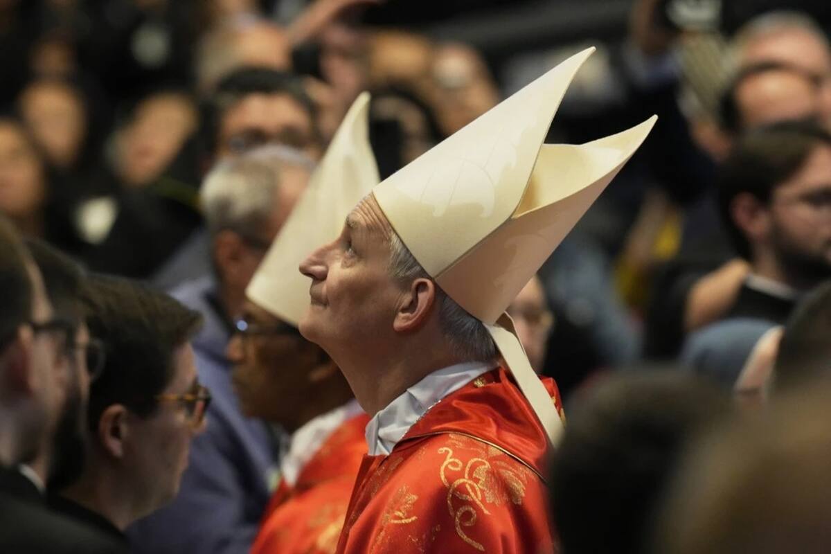 El cardenal Matteo Maria Zuppi mira hacia arriba durante una misa final celebrada por los cardenales en la Basílica de San Pedro, antes del cónclave para elegir al nuevo papa, en el Vaticano, el miércoles 7 de mayo de 2025. | Crédito: AP/Gregorio Borgia