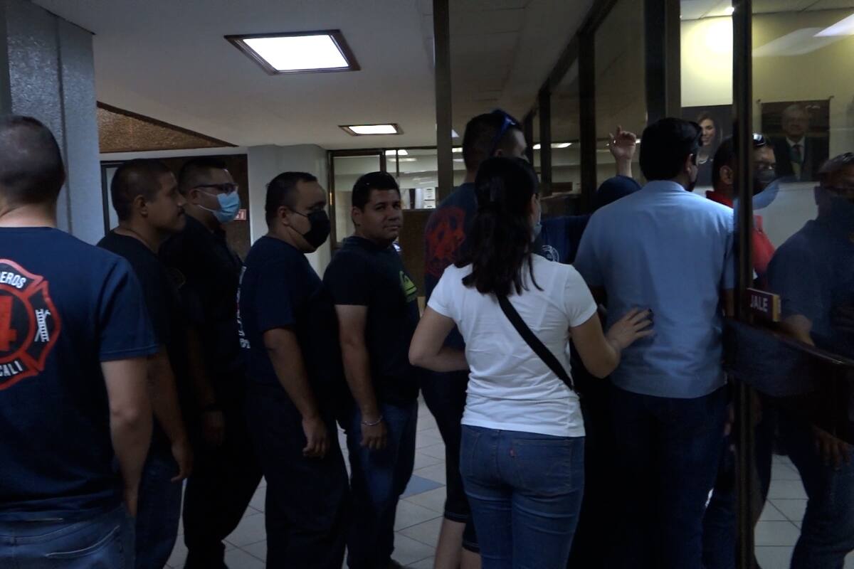Protestan Bomberos en el Ayuntamiento de Mexicali