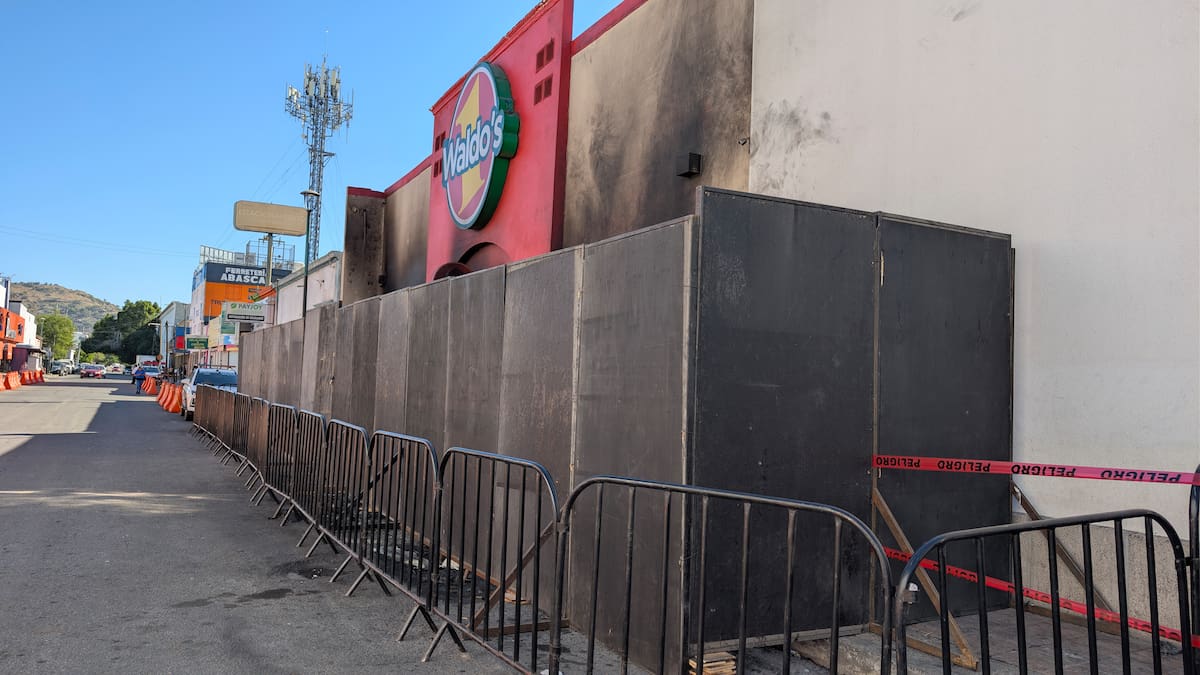 La sucursal siniestrada de Waldo’s permanece bajo resguardo mientras avanza la investigación de la Fiscalía. FOTO: BANCO DIGITAL GH