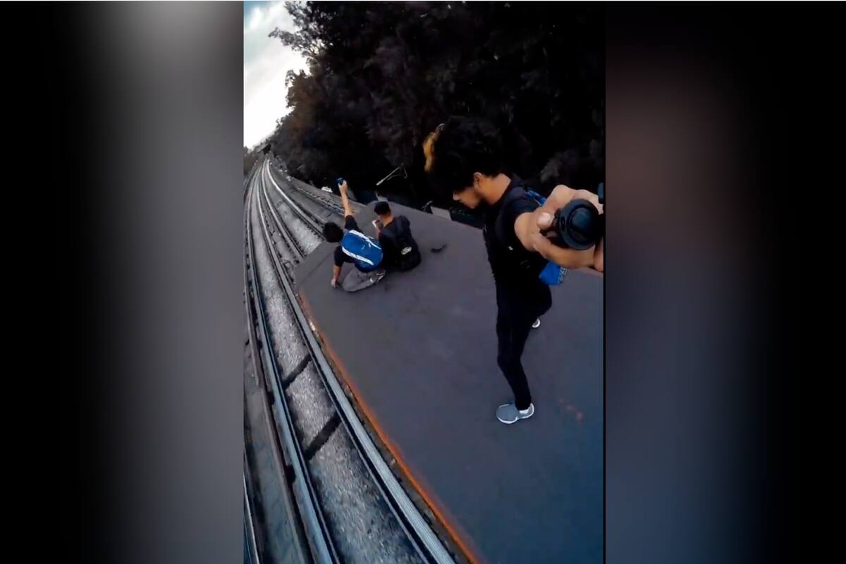 VIDEO: Jóvenes se graban “surfeando” en la Línea 9 del Metro de la CDMX