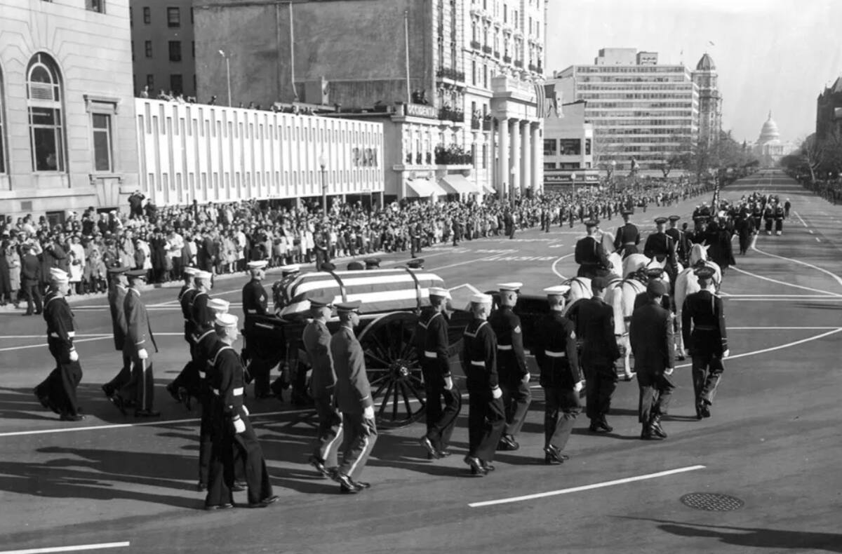 El cuerpo del asesinado presidente estadounidense John Fitzgerald Kennedy sale de la Casa Blanca hacia el Capitolio de Estados Unidos, 24 de noviembre de 1963. / EFE  - EPA