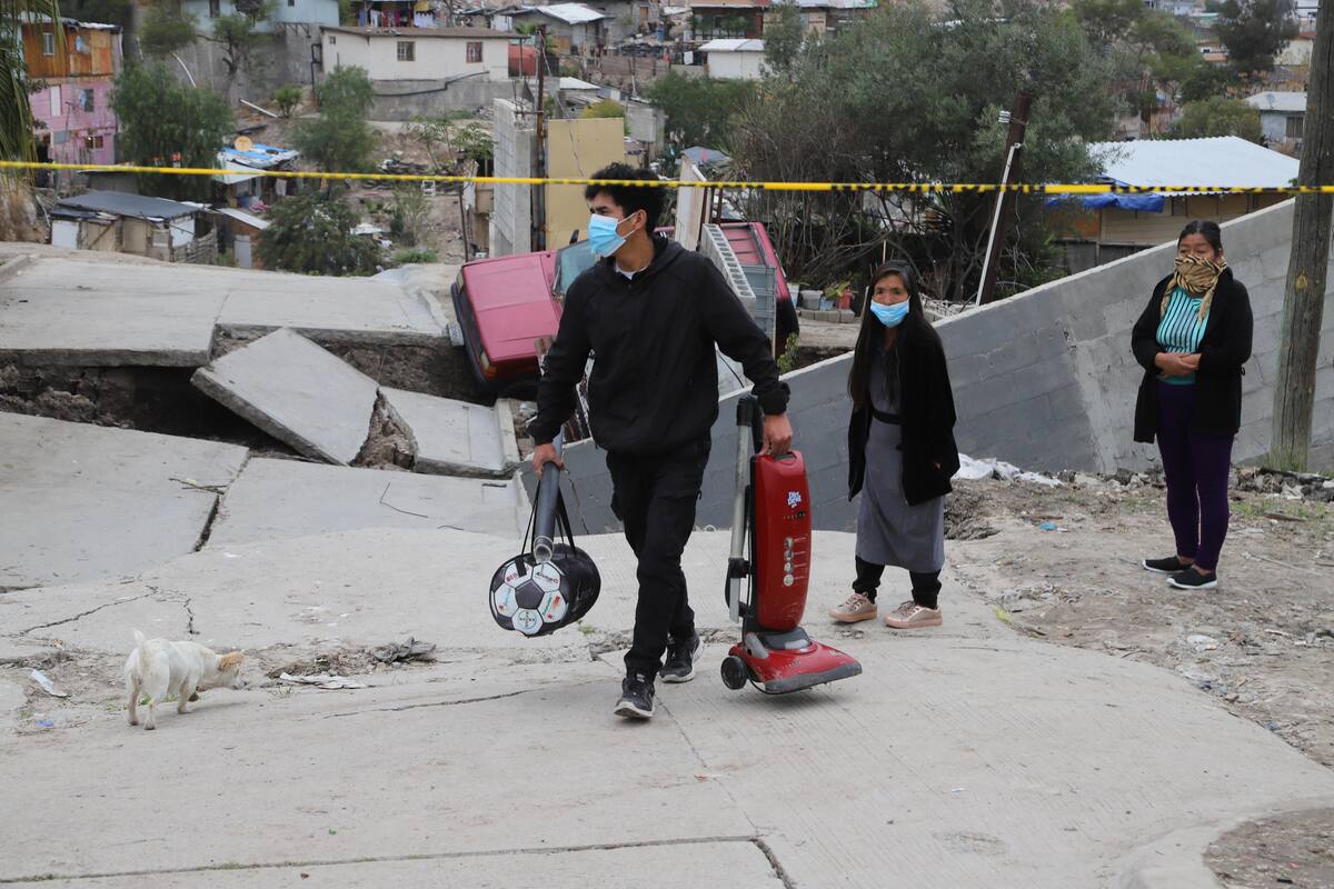 Familias salvan sus pertenencias tras derrumbe