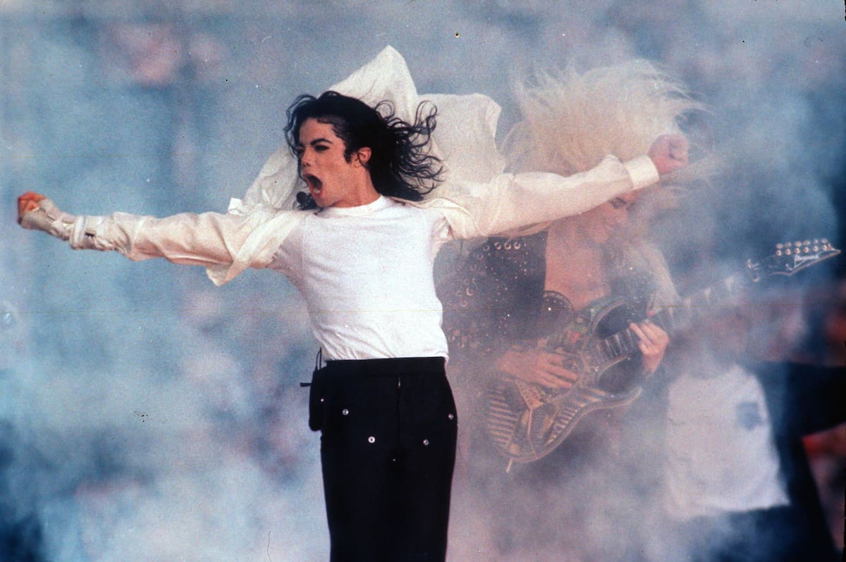 ARCHIVO – En esta fotografía del 1 de febrero de 1993 Michael Jackson durante su presentación enel espectáculo de medio tiempo del Super Bowl en Pasadena, California. Un canal dedicado a Michael Jackson de un mes de duración se estrenará en la radio satelital SiriusXM, anunciaron los herederos del cantante el miércoles 15 de julio de 2020. (Foto AP/Rusty Kennedy, archivo)