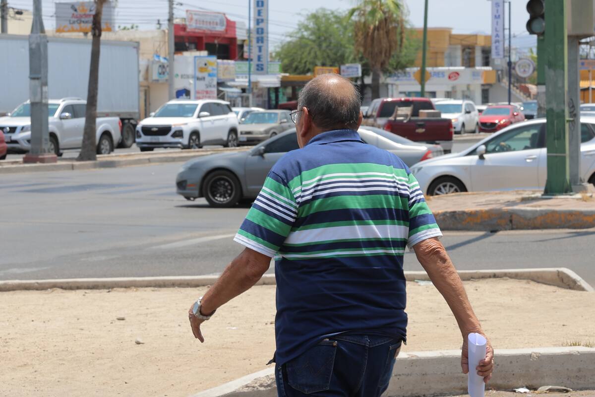 Los peatones que utilizan el cruce de Perimetral Norte y bulevar Solidaridad lo consideran un peligro, ya que el semáforo dura poco tiempo. FOTO: GAMALIEL GONZÁLEZ
