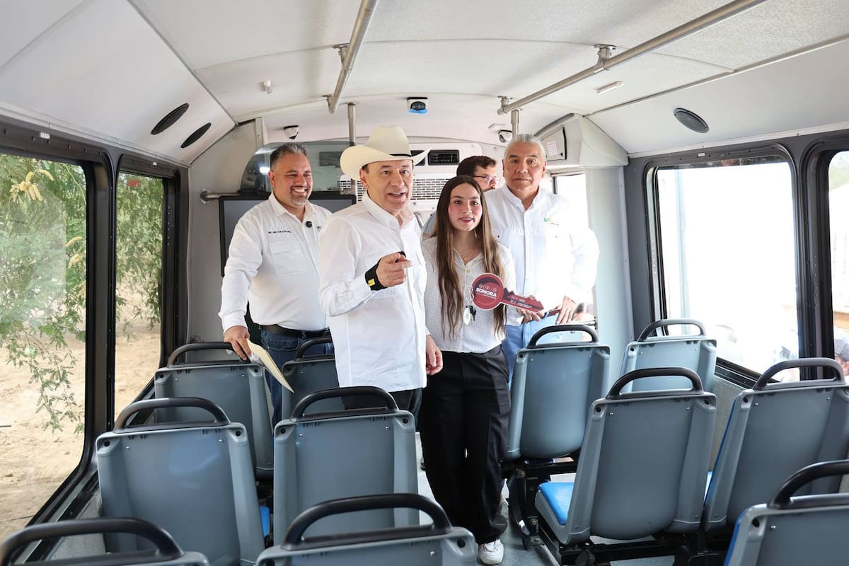 El gobernador Alfonso Durazo hizo entrega de un camión destinado al traslado de alumnos provenientes de los municipios del Río Sonora. FOTO: ESPECIAL