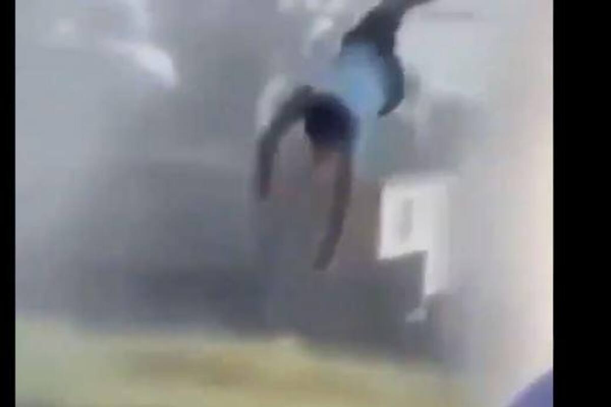 VIDEO: Este joven sale volando al intentar meterse a una fuga de agua