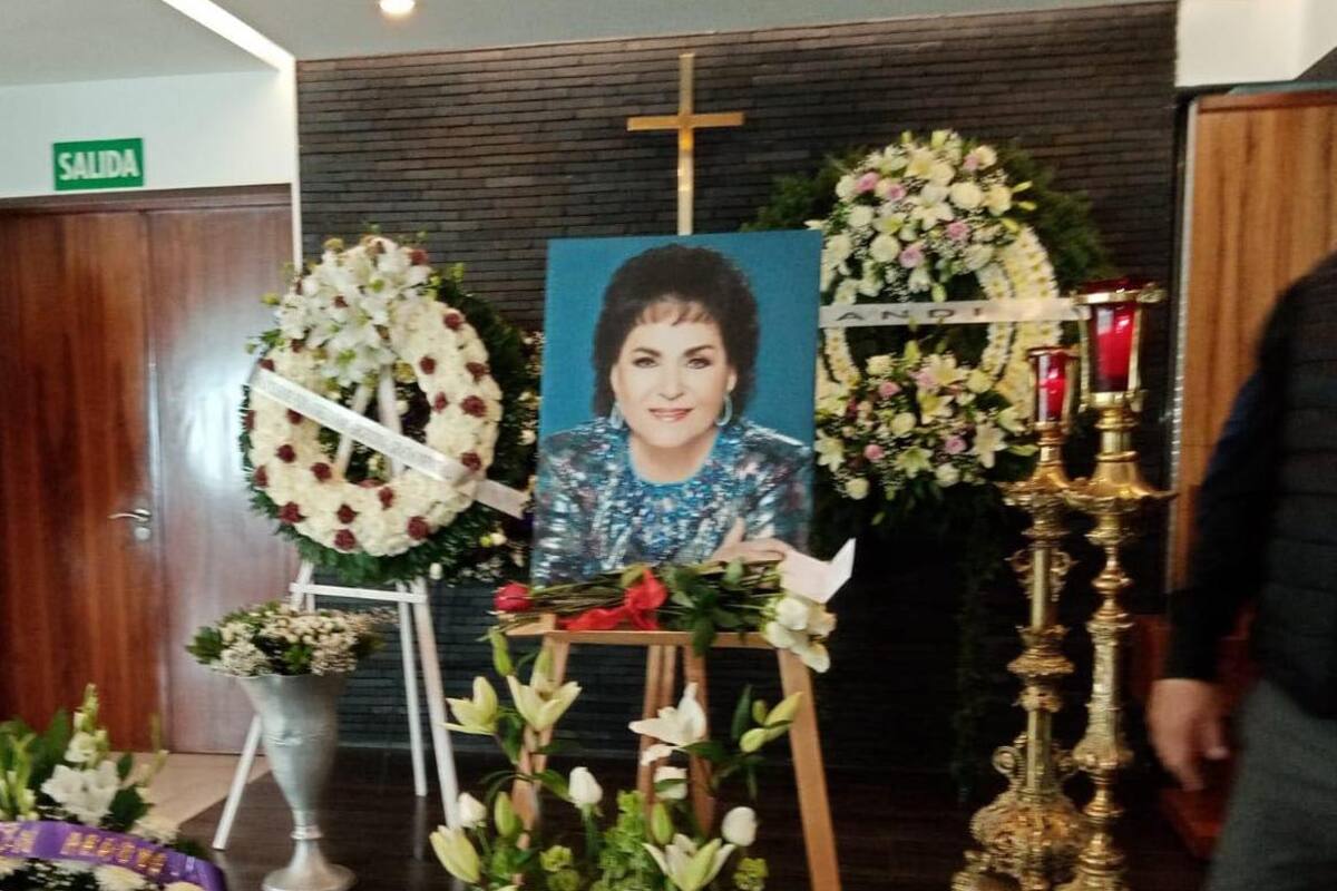 Féretro de Carmen Salinas está abierto para darle el último adiós