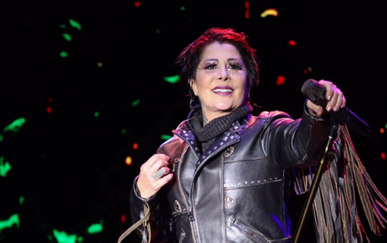 Alejandra Guzmán continúa convaleciente de la cirugía.