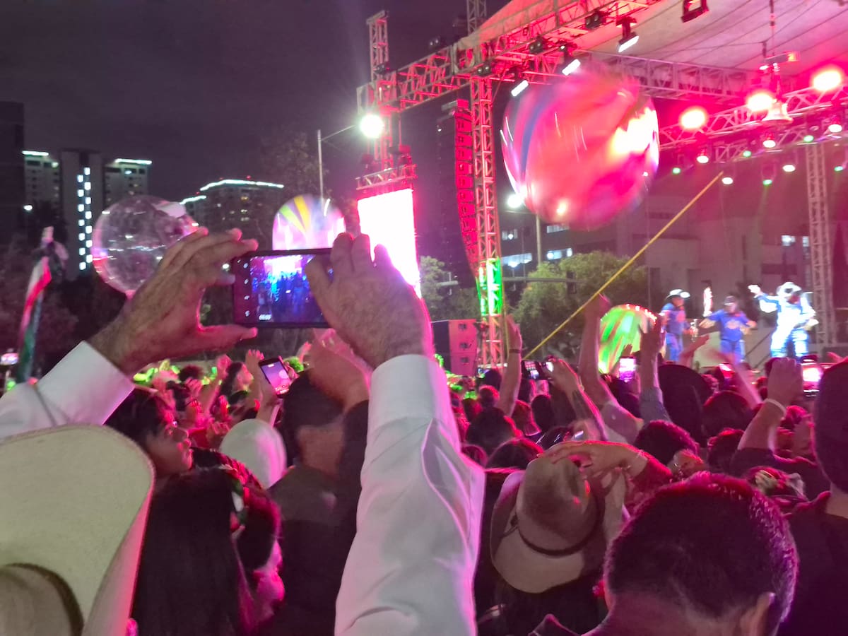 Ernesto Solano ‘La Voz Original y su Maguey’ se presentó frente al Palacio Municipal de Tijuana ante miles de personas que continuaron con la celebración de las fiestas patrias. Foto: Michelle Castillo