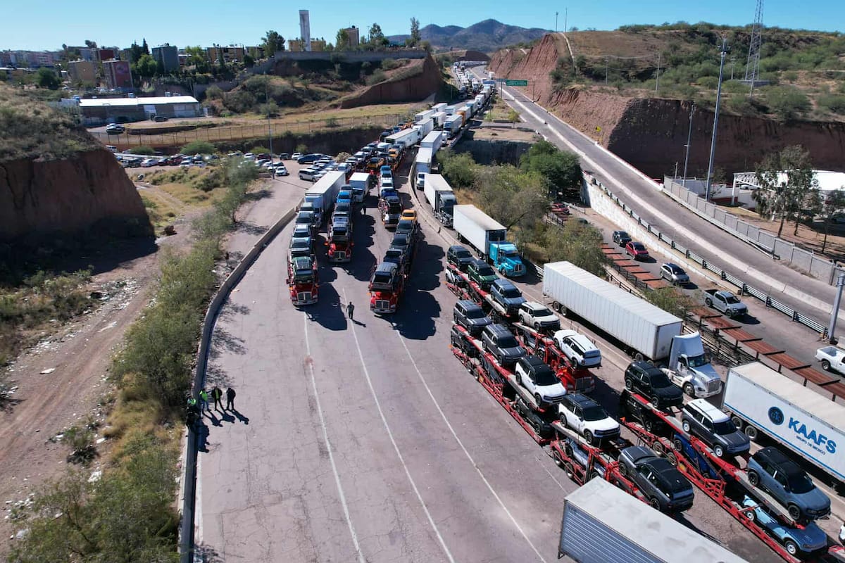 Continúa el bloqueo de la garita Mariposa de Nogales