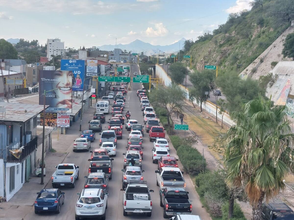 Largas filas de automovilistas se registran hoy por la tarde por ambas garitas de Nogales, tras el regreso de vacacionistas que aprovecharon el “puente” de Labor Day (Día del Trabajo) en Estados Unidos