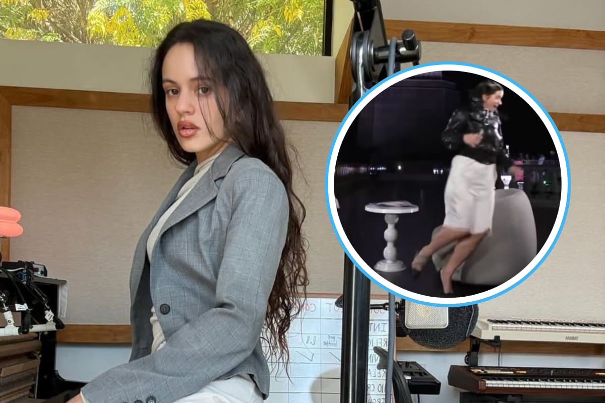 Rosalía huye de cucaracha voladora durante una entrevista en Brasil (VIDEO)