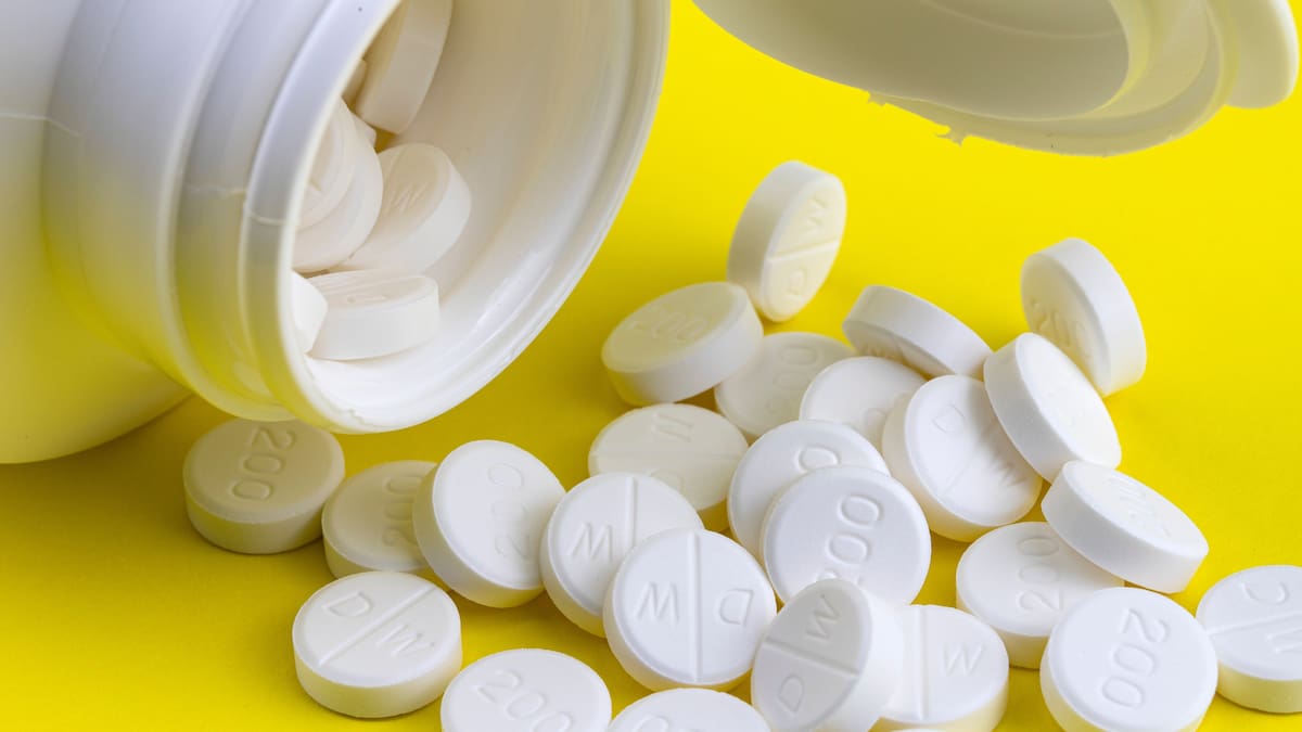 Por eso, antes de organizar un tratamiento en pastillero, lo más recomendable es preguntar a un médico o farmacéutico si cada medicamento puede guardarse de esa forma. Foto: Canva