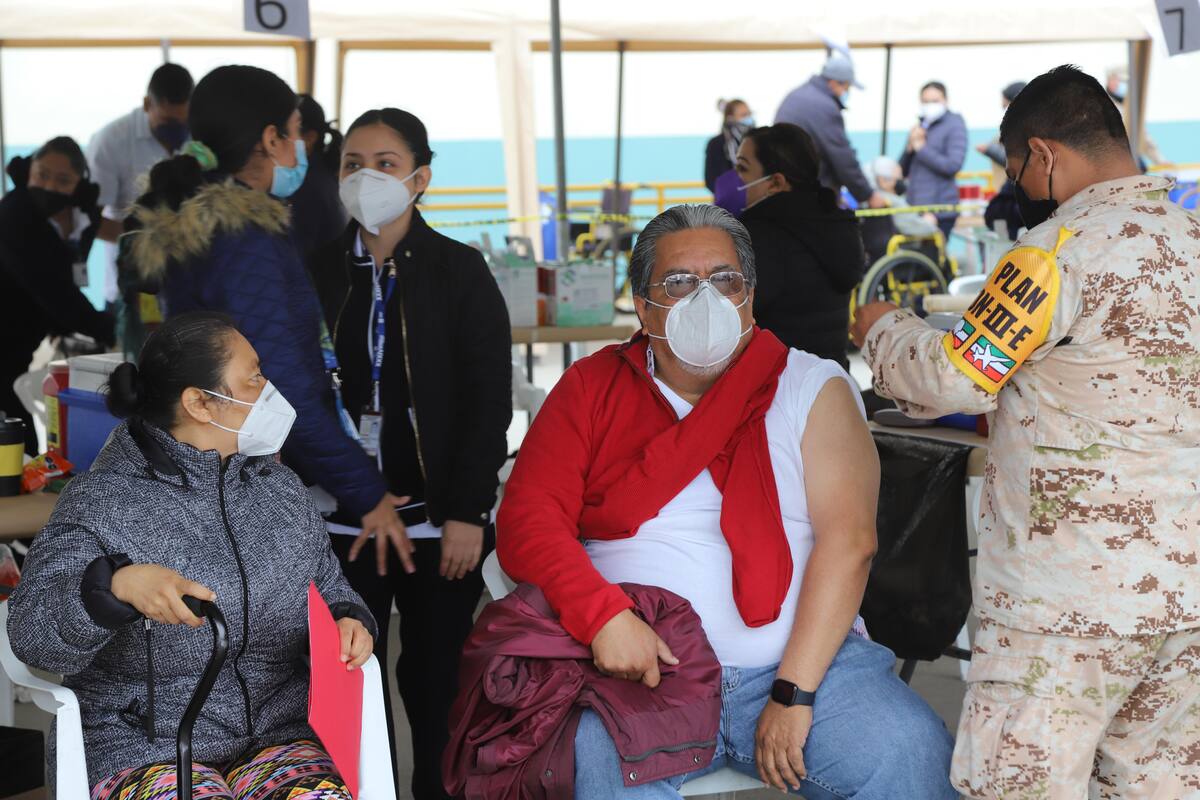 Miles reciben segunda dosis de sinovac