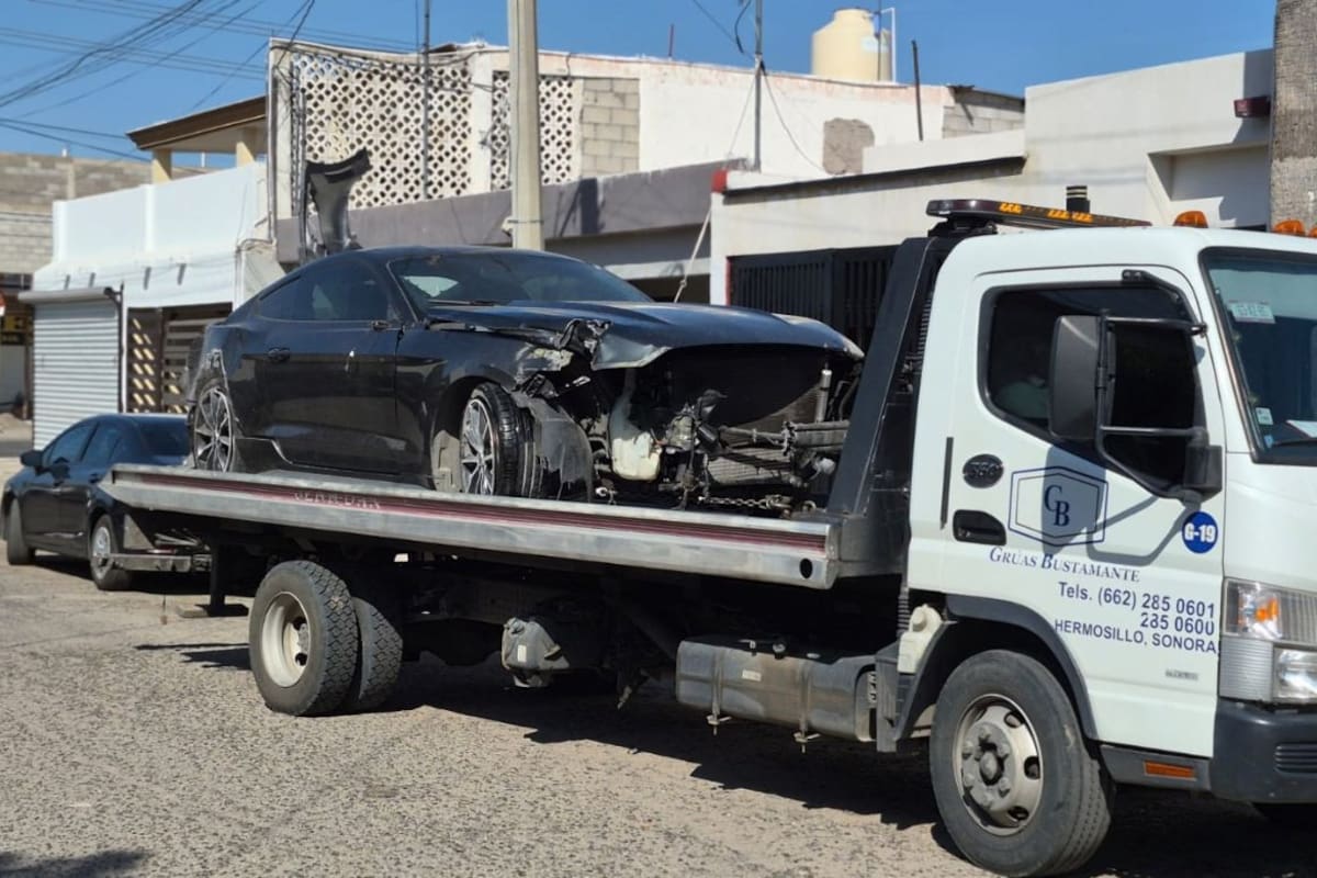 Un Mustang se estrella contra una barda en la avenida Reforma de Hermosillo y vecinos piden reductores en el vado donde ya van dos choques