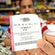 Un joven ganó más de 85 millones de pesos en la lotería y pensó que su vida había cambiado para siempre, pero la felicidad duró poco cuando sus propios padres le exigieron quedarse con la mitad del premio