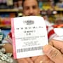Un joven ganó más de 85 millones de pesos en la lotería y pensó que su vida había cambiado para siempre, pero la felicidad duró poco cuando sus propios padres le exigieron quedarse con la mitad del premio