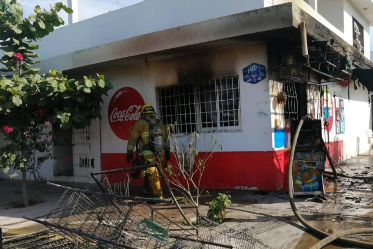 Se registra incendio en tienda de abarrotes que almacenaba pirotecnia en Culiacán