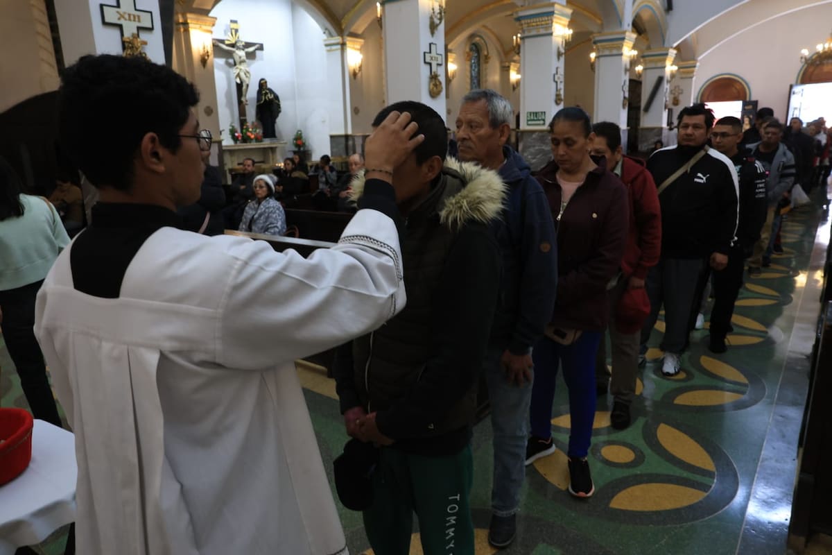 Fieles acuden al Miércoles de Ceniza pese a la lluvia en Tijuana