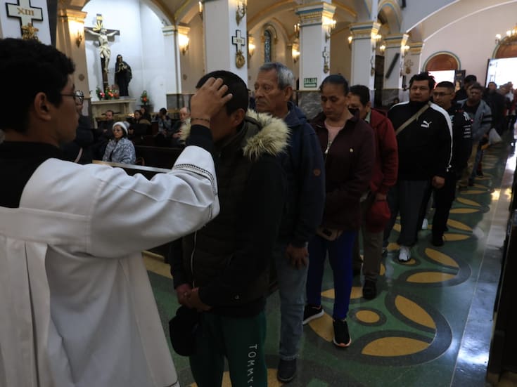 Fieles acuden al Miércoles de Ceniza pese a la lluvia en Tijuana