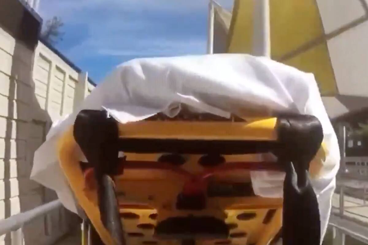 VIDEO: Sufre lesión cerebral tras ser golpeada por trozo de metal que cae de montaña rusa
