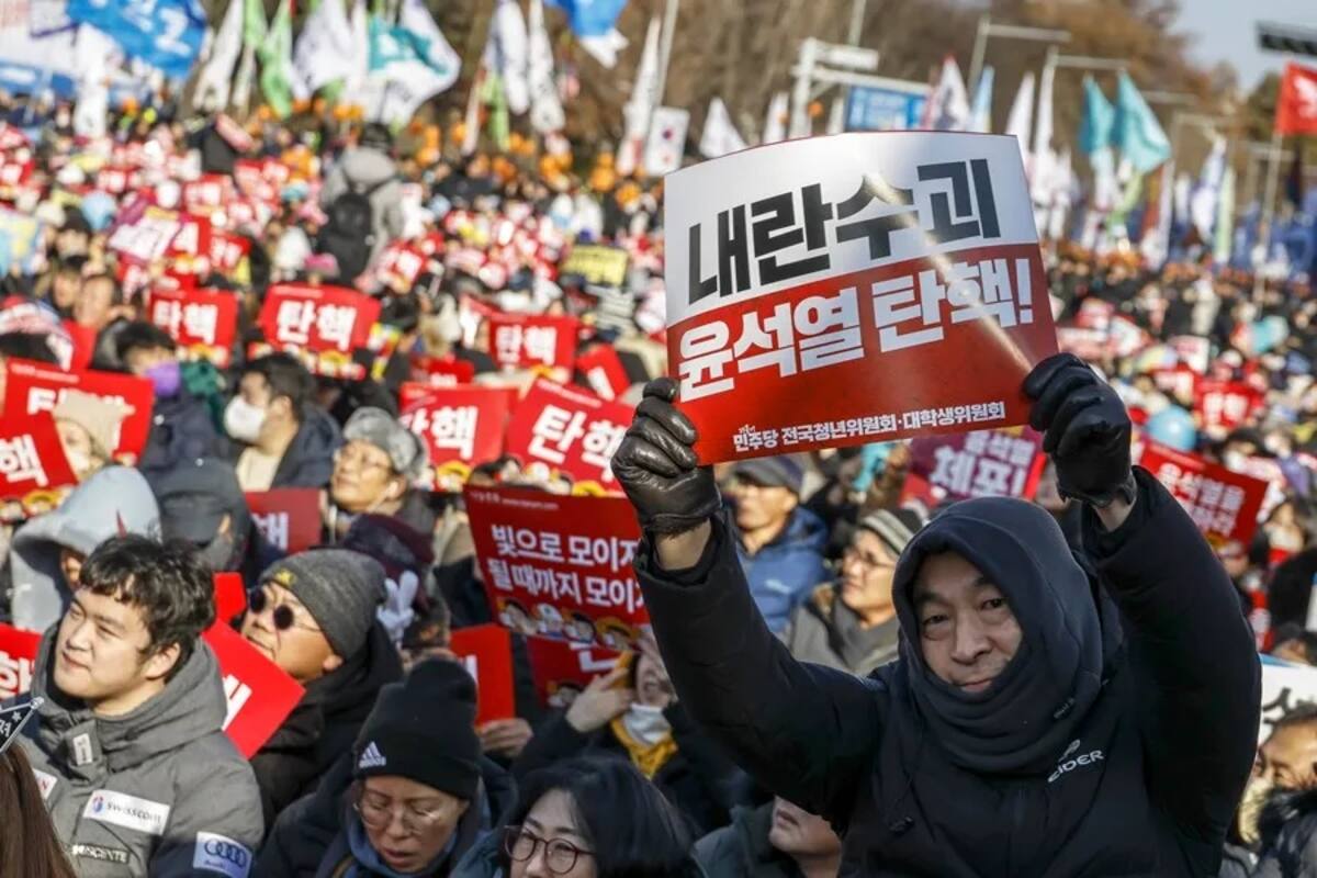 Manifestantes pidiendo la destitución del presidente surcoreano, Yoon Suk Yeol, frente a la Asamblea Nacional en Seúl. EFE/EPA/Jeon Heon-Kyun