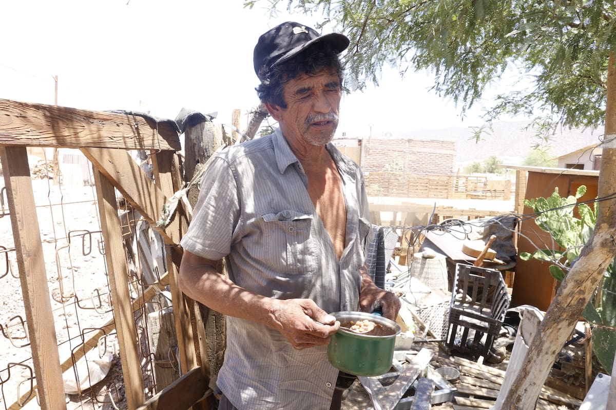Reyes López Estrada, de 63 años de edad, vive en la invasión Guayacán y al desempeñarse como electricista ayuda a sus vecinos a realizar las conexiones eléctricas. FOTO: TEODORO BORBÓN