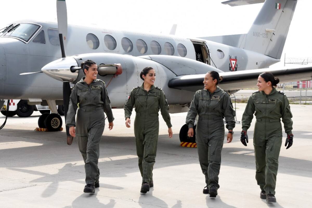 Ellas forman la primera tripulación aérea de la Marina integrada solo por mujeres