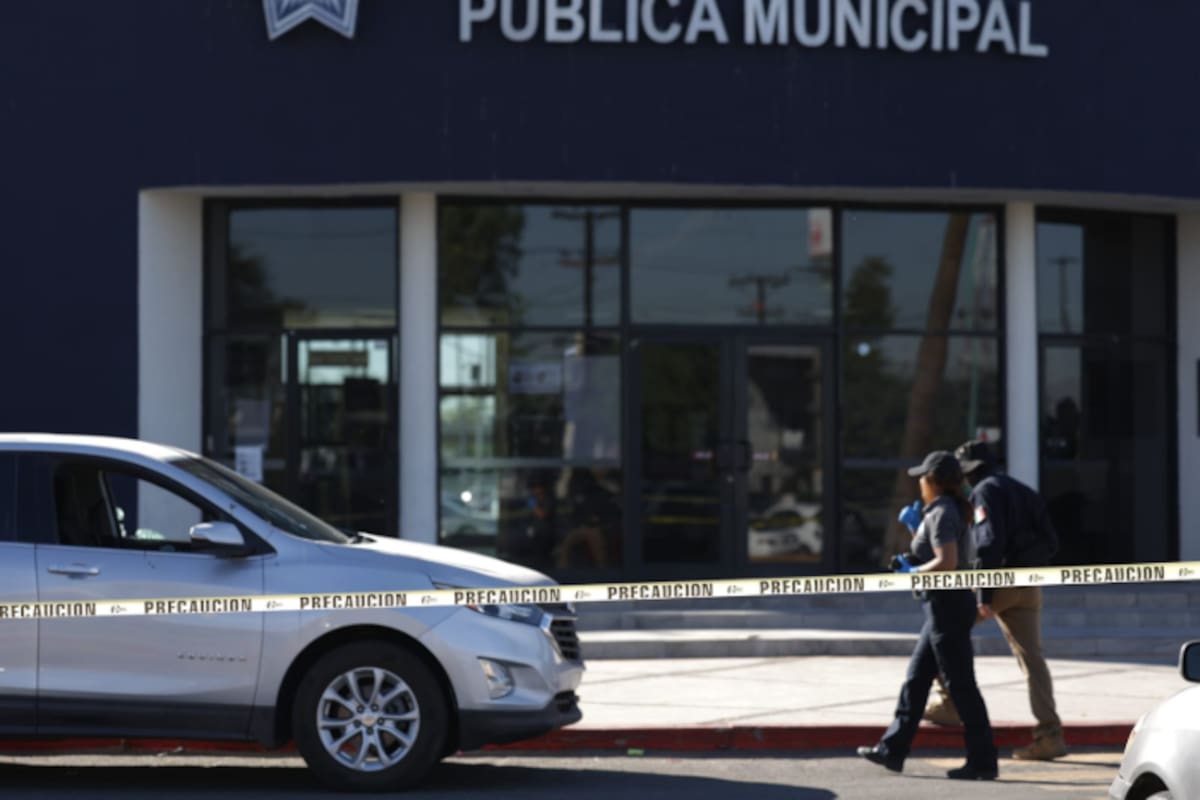 Atacan a balazos a agente municipal; llega herido a la comandancia
