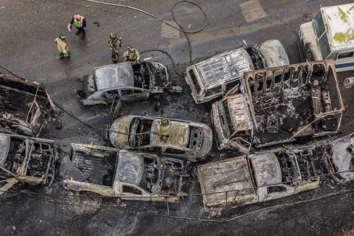 Controlan Bomberos Tijuana incendio en yonque y detiene la Policía Municipal a presunto responsable
