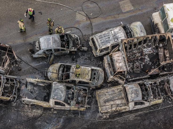 Controlan Bomberos Tijuana incendio en yonque y detiene la Policía Municipal a presunto responsable