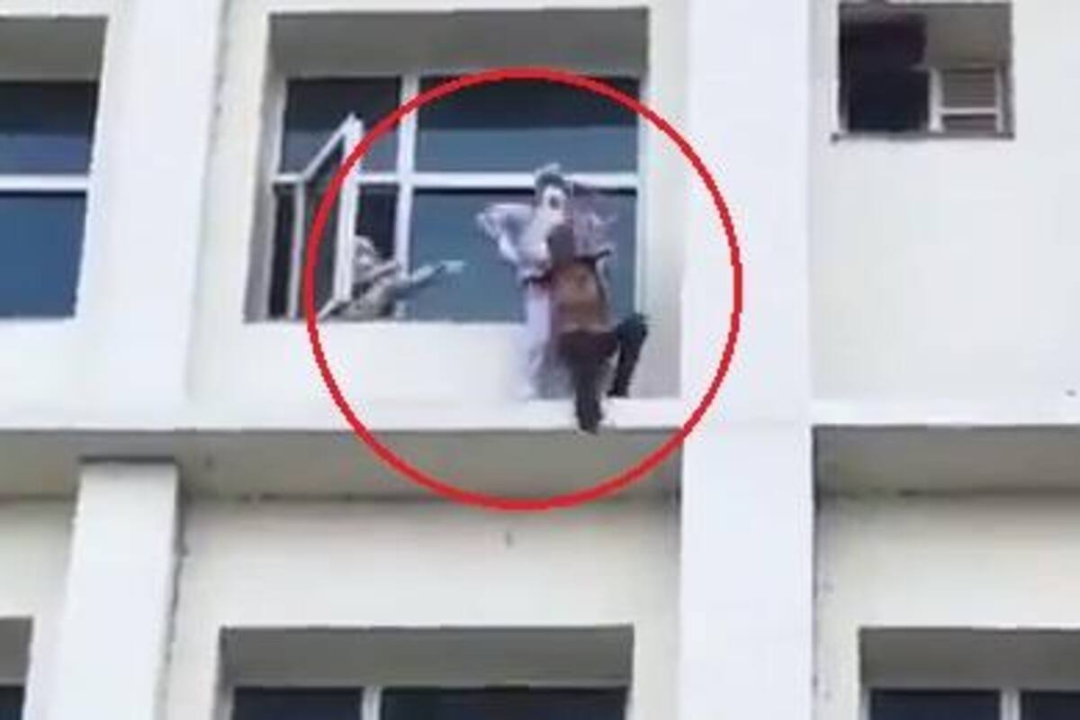 ¡Dramático! Médico impide que paciente con Covid-19 se lance de hospital