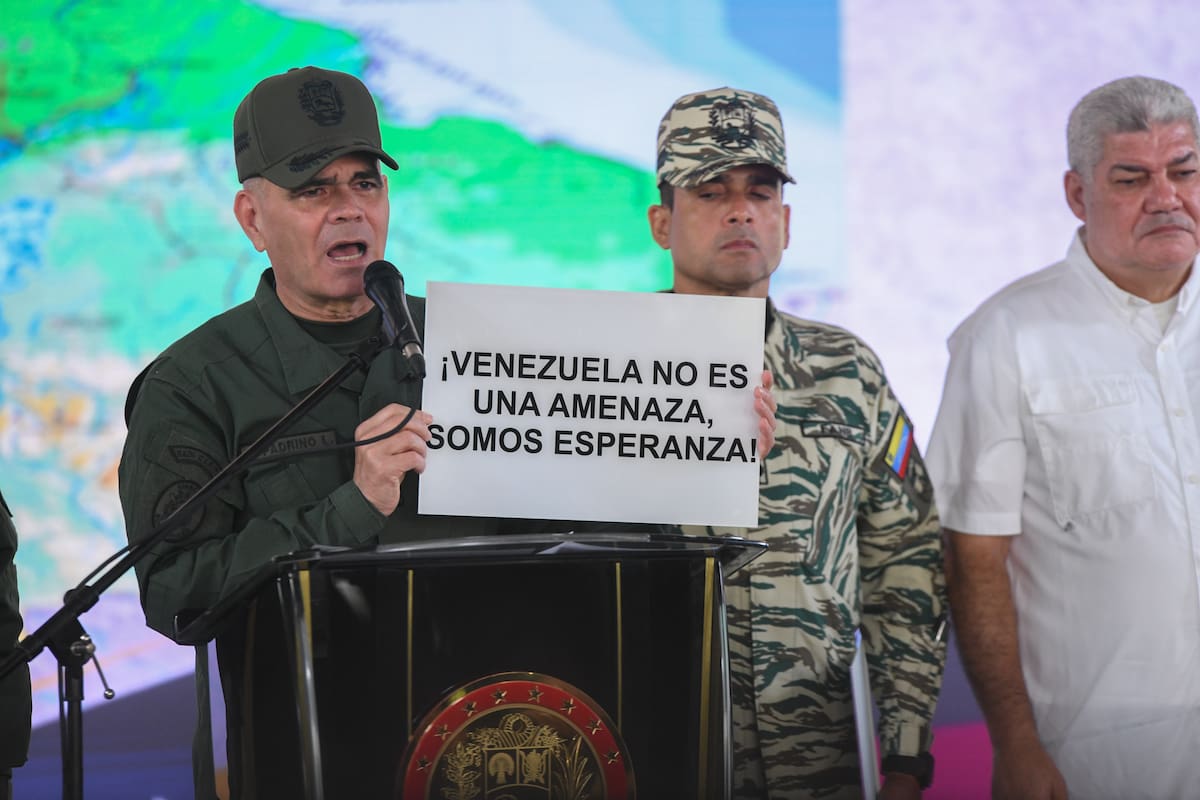 (250827) CARACAS, 27 agosto, 2025 (Xinhua) El ministro del Poder Popular para la Defensa de Venezuela, Vladimir Padrino López (i), habla durante una conferencia de prensa, en Caracas, Venezuela, el 27 de agosto de 2025. Padrino López exhortó el miércoles a la población a alistarse en la Milicia Nacional Bolivariana, y reiteró el rechazo a las acusaciones estadounidenses que pretenden vincular al Gobierno del presidente Nicolás Maduro con grupos criminales.(Xinhua/Marcos Salgado) (ms) (ah) (ra) (vf)