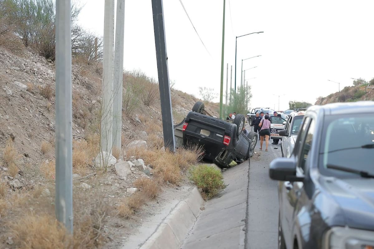 Se vuelca camioneta sobre bulevar Ganaderos y Río Sonora; no se registran lesionados graves