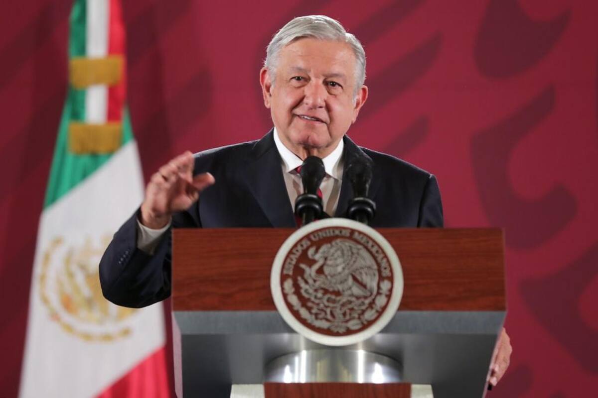 AMLO se presenta en conferencia con voz ronca