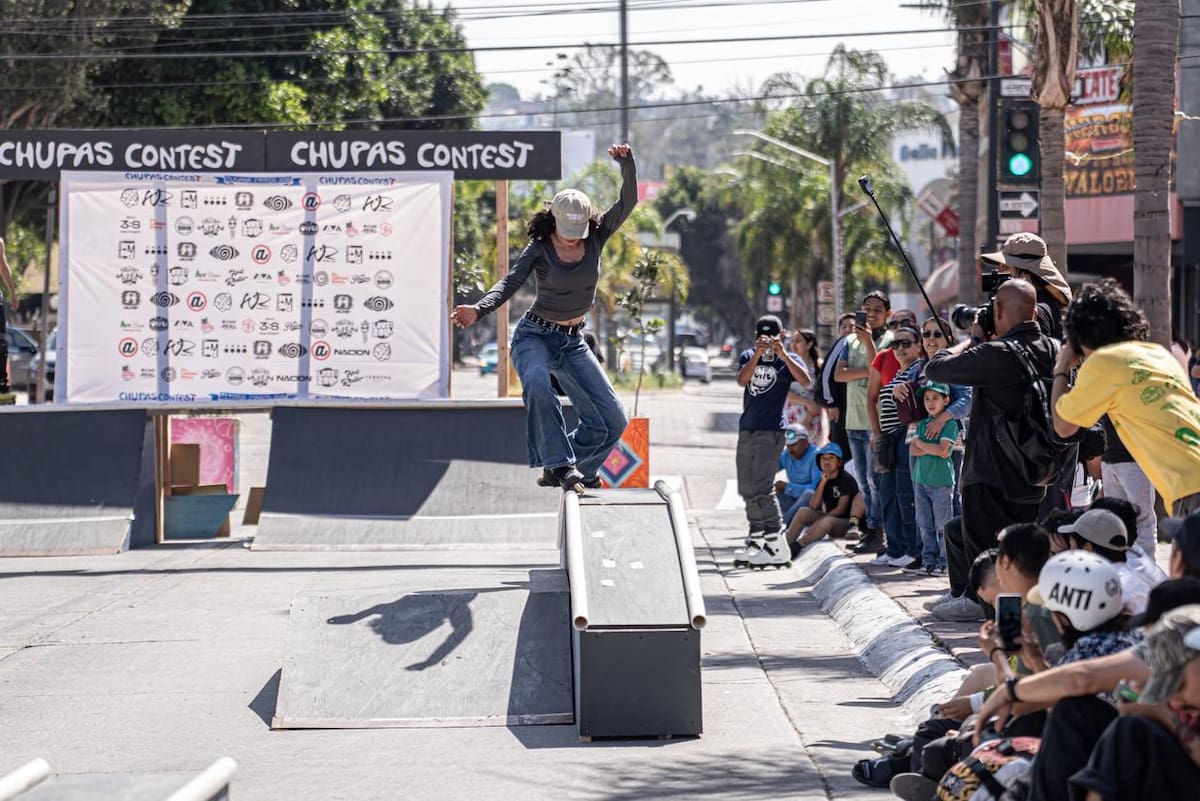 La tercera edición del Chupascontest reunió a decenas de atletas locales, nacionales y extranjeros en la Zona Centro de Tijuana, en un evento dedicado a Pedro Elizola, impulsor del patinaje urbano en la ciudad. Foto: Border Zoom