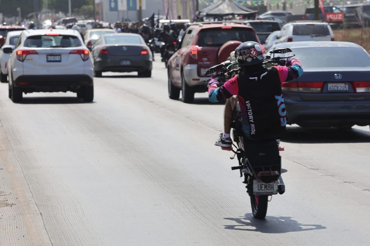 Los motociclistas, provenientes de distintas partes del estado y de California, se reunieron para realizar “stunts”. Foto: Sergio Ortiz