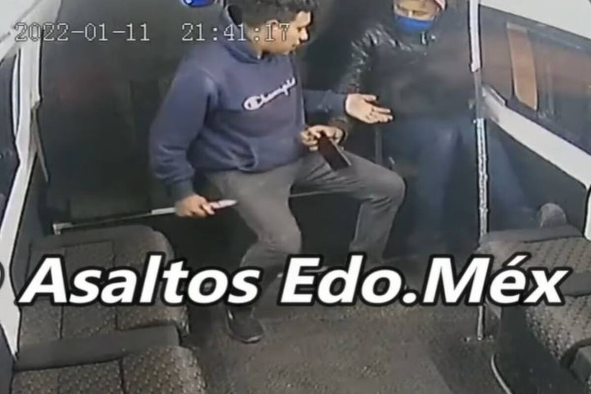Asaltos en Edomex: Graban a hombre robando con cuchillo a pasajeros de combi