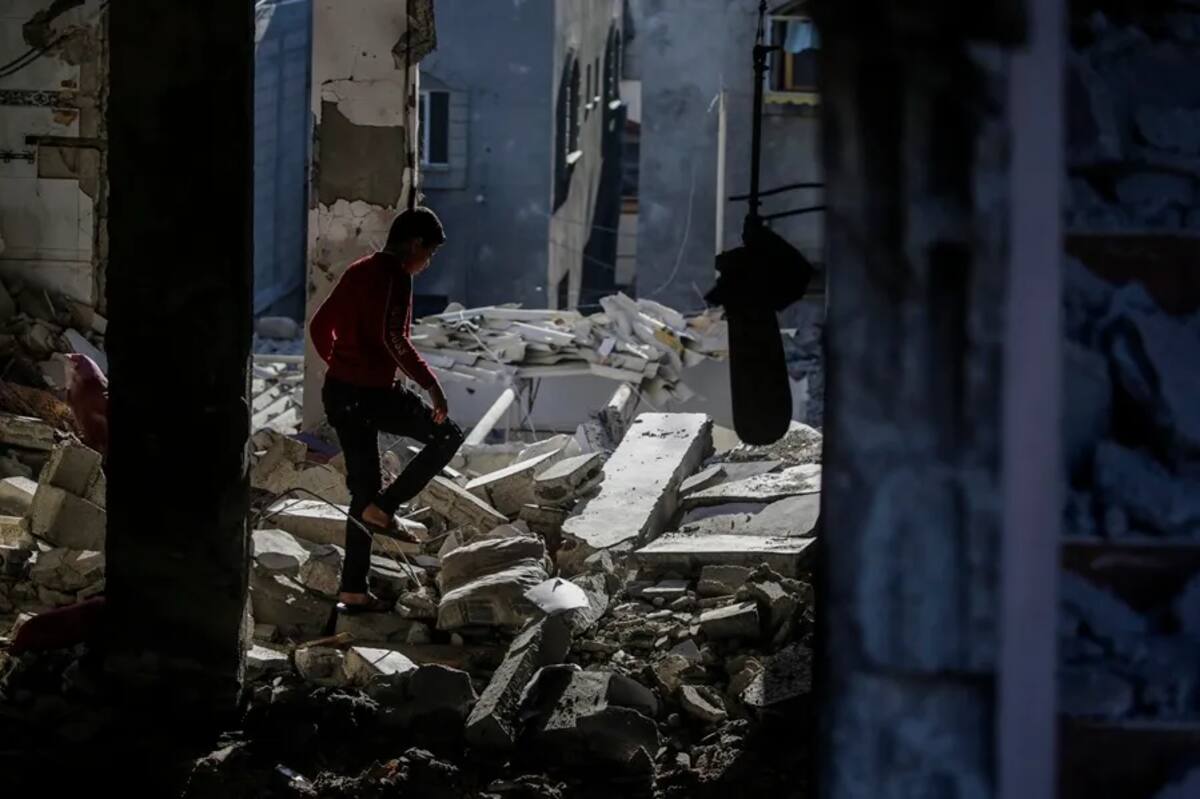 Un niño palestino inspecciona la casa destruida de su familia. / EFE-EPA-Mohammed Saber