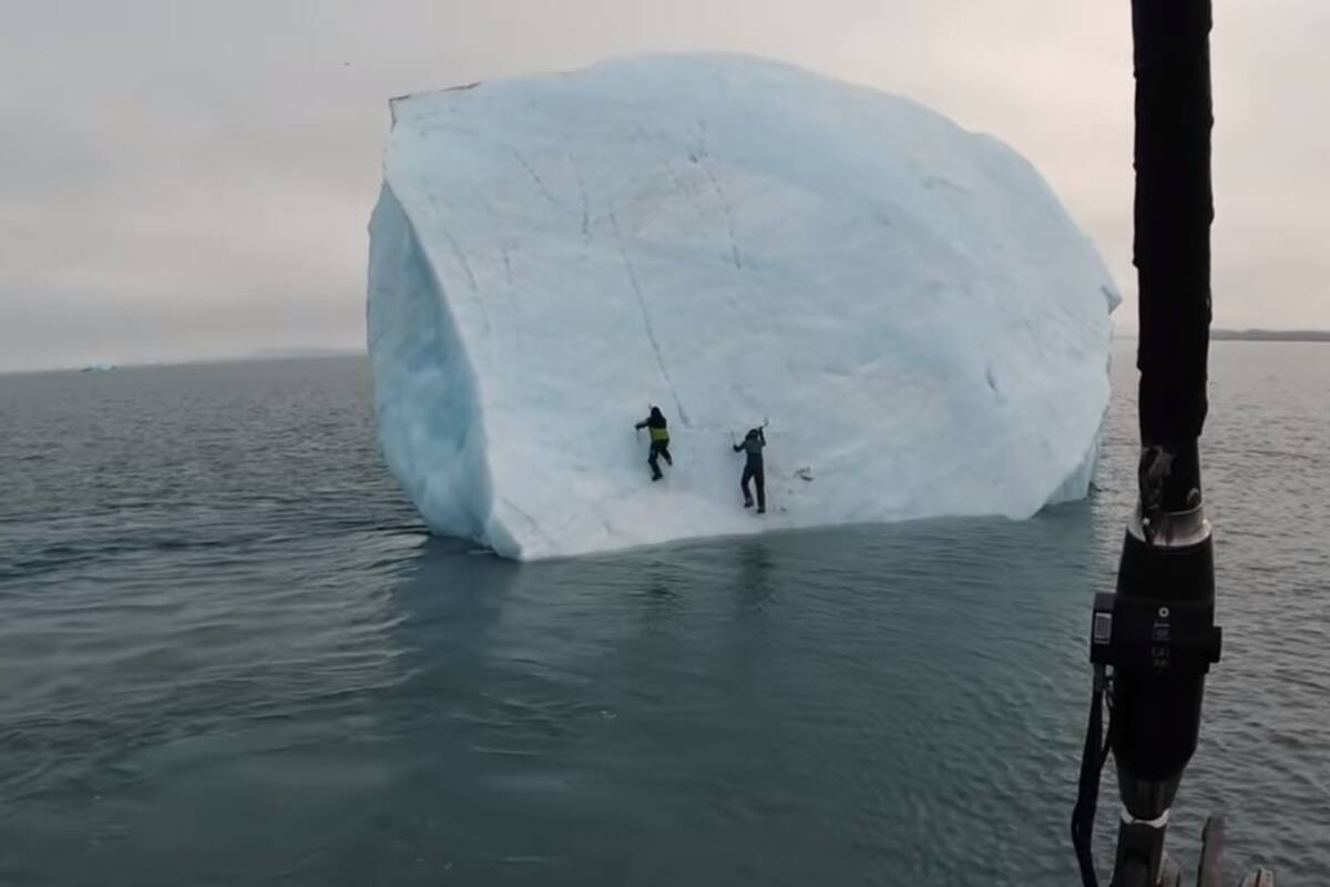Graban a escaladores sobre un iceberg