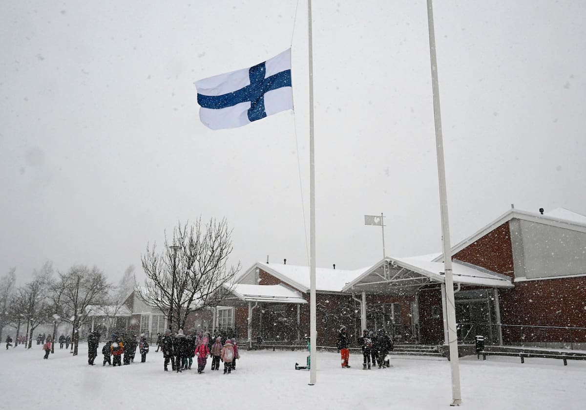 La bandera de Finlandia ondea a media asta en la escuela Viertola en Vantaa, Finlandia, el 3 de abril de 2024. Un estudiante de 12 años abrió fuego en esta secundaria el martes, dejando un compañero muerto y dos heridos. (Jussi Nukari/Lehtikuva vía AP)